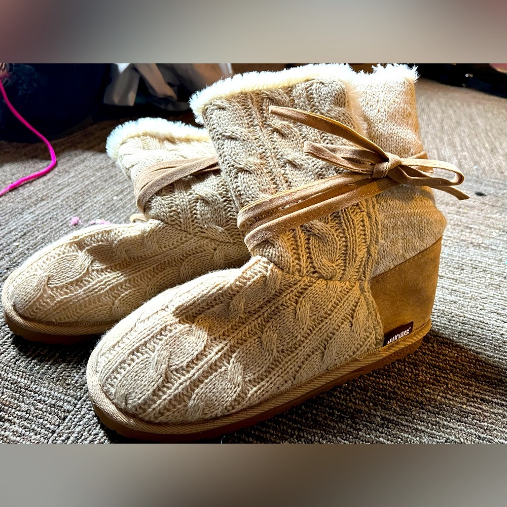 Muk luk women’s slipper boots size 9